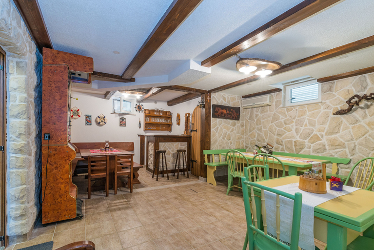 Food & Drinks 4, Apartments Partelj, Vir