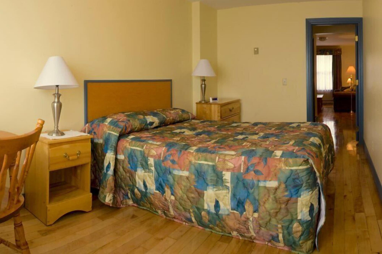 Bedroom 2, Parkland Village Inn, Albert