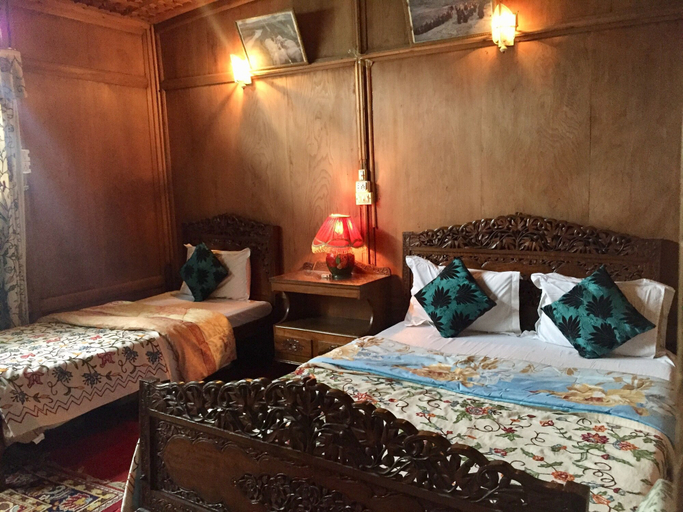 Bedroom 2, New Sea Palace Houseboats, Srinagar