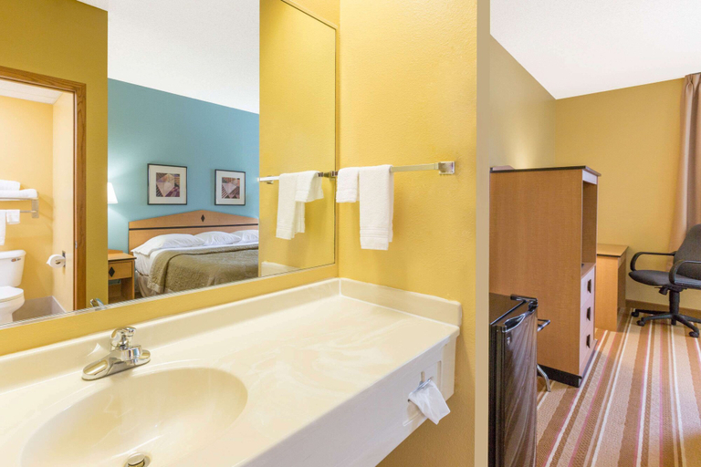 Bathroom 4, Super 8 by Wyndham Clarinda, Page