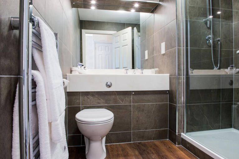 Bathroom 4, The Coed-Y-Mwstwr Hotel, Bridgend