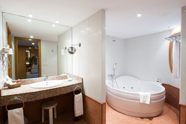 Bathroom 4, SOMMOS Hotel Benasque Spa, Huesca