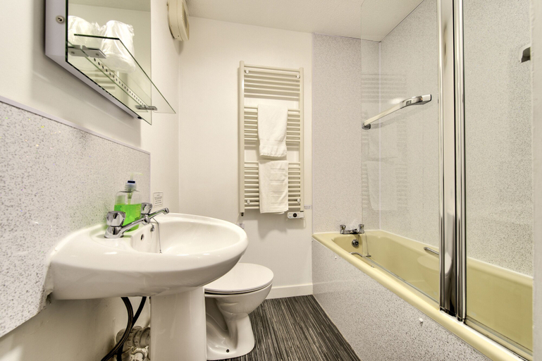 Bathroom 3, Charming Grassmarket Apartment with Castle View, Edinburgh