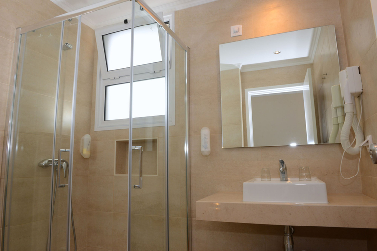 Bathroom, Hotel Duas Torres, Funchal