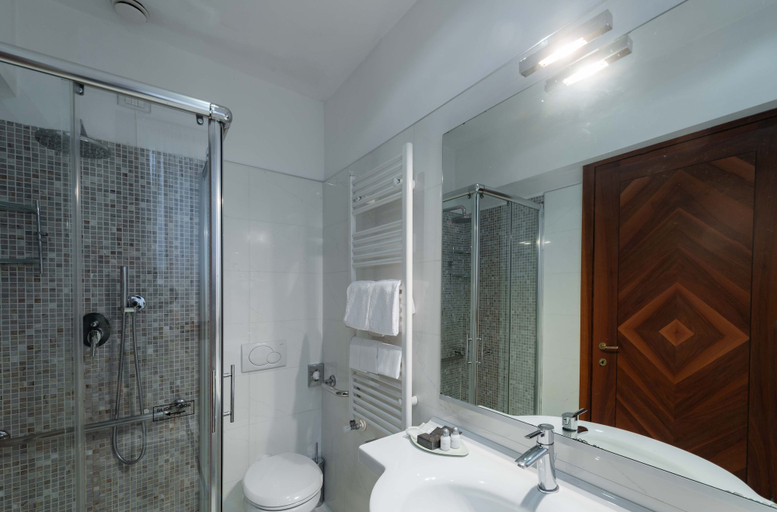 Bathroom 5, Hotel Paganelli, Venezia