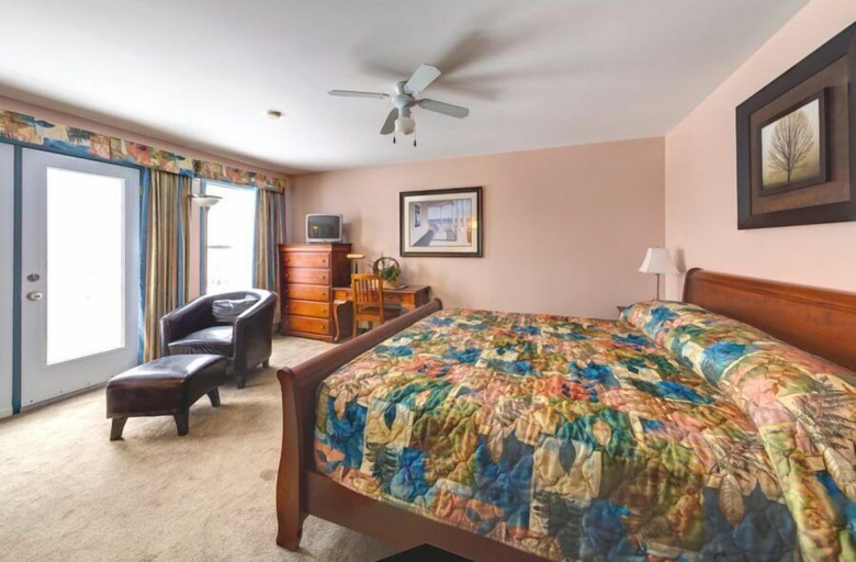 Bedroom 5, Parkland Village Inn, Albert
