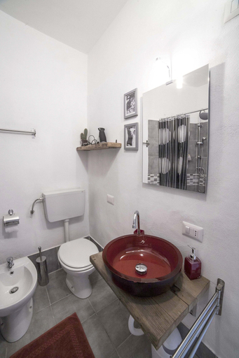 Bathroom 5, Ritratto sul Lago, Novara