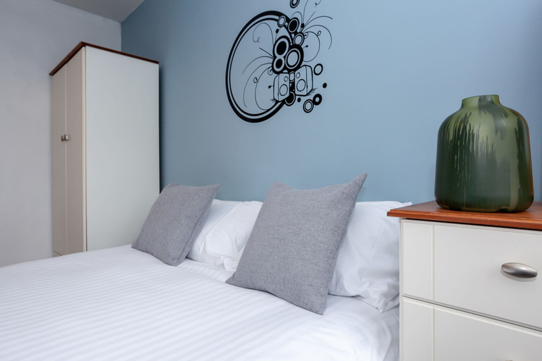 Bedroom 2, Lakeside view - Manchester townhouse, Manchester