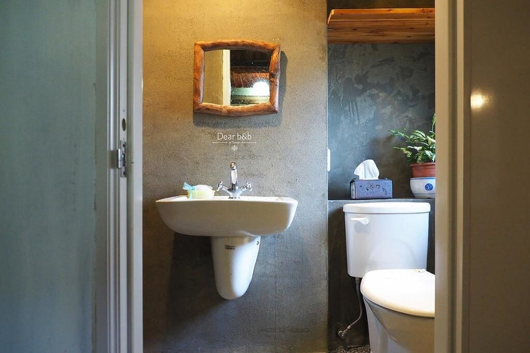 Bathroom 5, Qi Tang Lane, New Taipei City