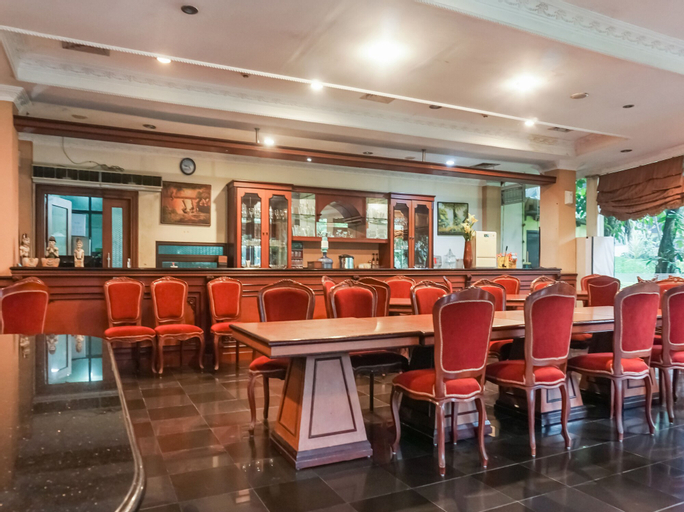 Food & Drinks 5, Collection O 91071 Hotel Desa Wisata Tmii, East Jakarta