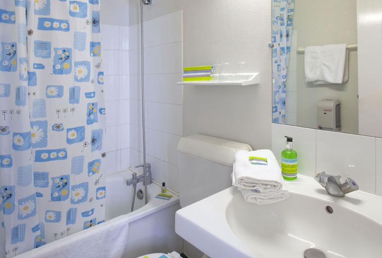 Bathroom 5, Hotel Mac Bed, Vienne