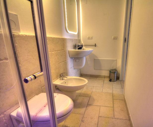 Bathroom 5, B&B Frugis, Bari