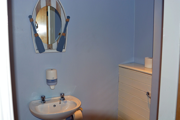 Bathroom 4, The Lugger Inn, Cornwall