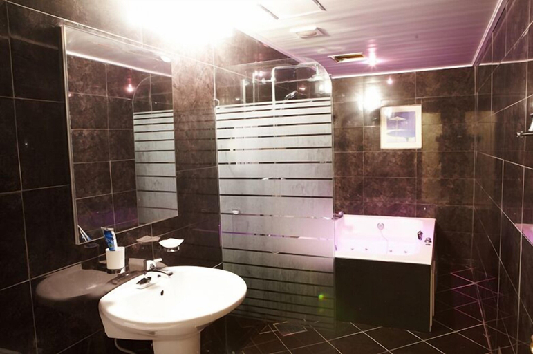 Bathroom 2, Big Apple Motel, Haeundae
