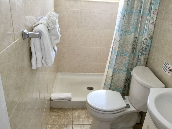 Bathroom 4, Breakaway Inn, Broward