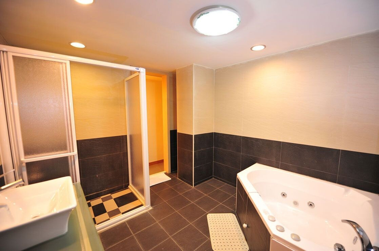 Bathroom 4, Yake, Pingtung