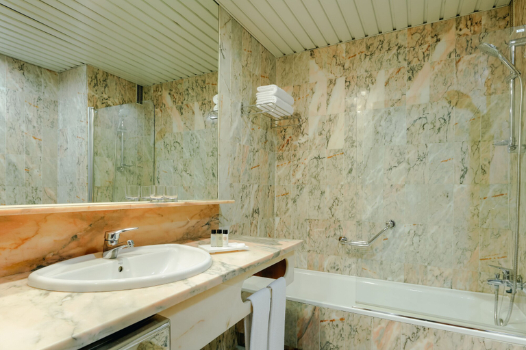 Bathroom 4, Hesperia Vigo, Pontevedra