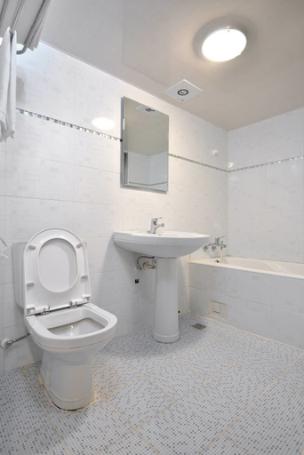 Bathroom 4, Ching She Hotel, Tainan