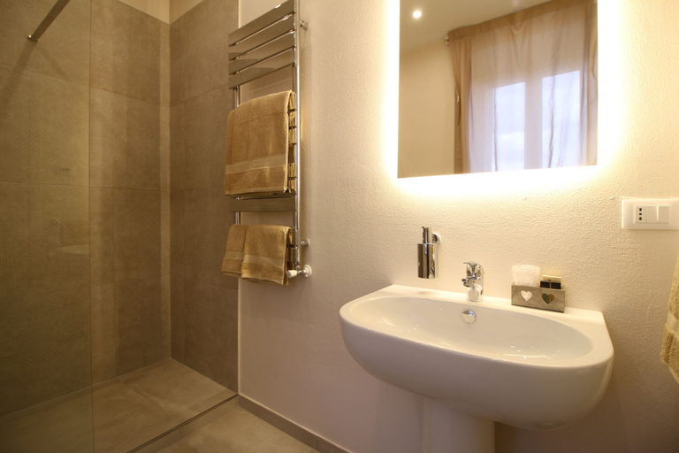 Bathroom 3, Lucca in Chic, Lucca