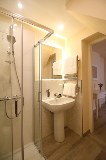 Bathroom 4, Lucca in Chic, Lucca