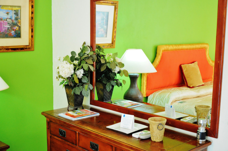 Bedroom 2, Beachcombers Hotel