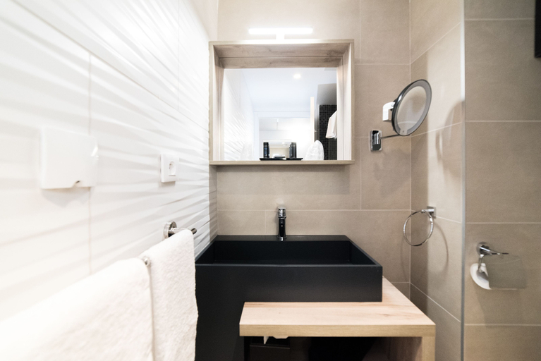 Bathroom 4, Quality Hotel Toulouse Centre, Haute-Garonne