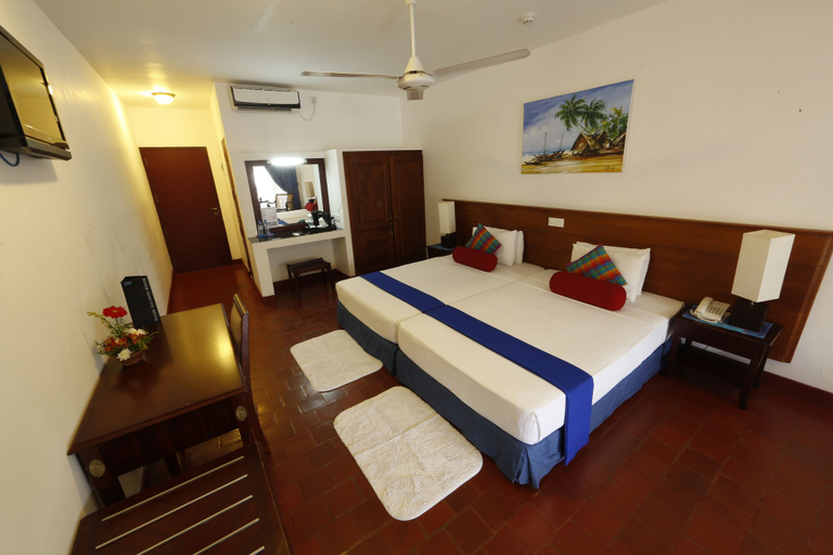 Bedroom 2, Catamaran Beach Hotel, Negombo