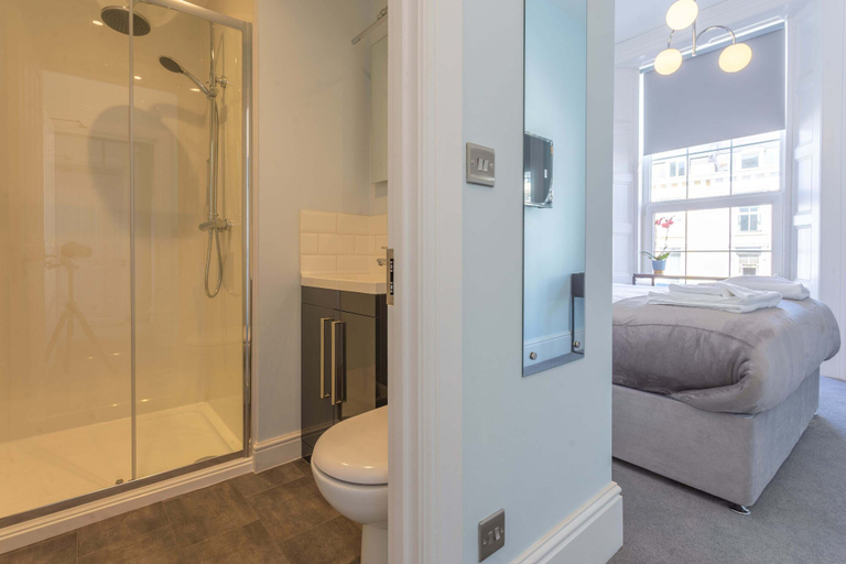 Bathroom 3, Ocean Stays, Plymouth