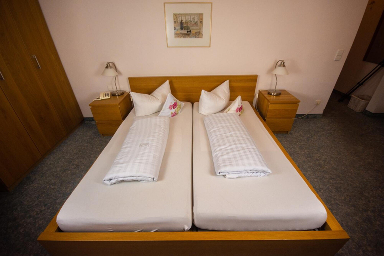 Bedroom 3, Hotel Restaurant Kaiserstuehler Hof, Breisgau-Hochschwarzwald