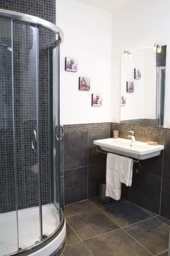 Bathroom 4, Le Cupole, Rome