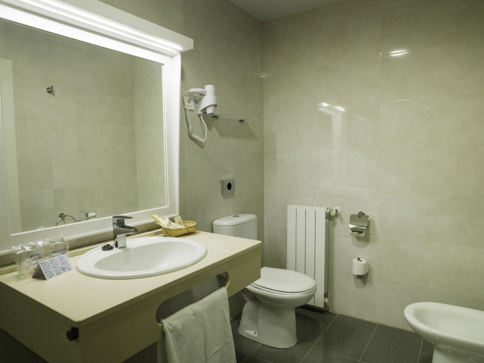Bathroom 4, Hotel Monarque Torreblanca, Málaga