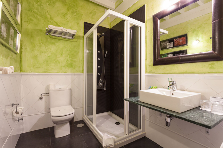 Bathroom 4, El Bosque de La Anjana, Cantabria