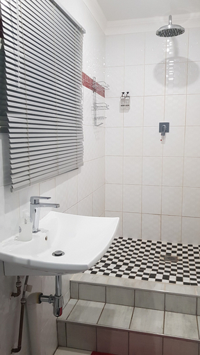 Bathroom 3, Graceland Guest House, Dr Kenneth Kaunda