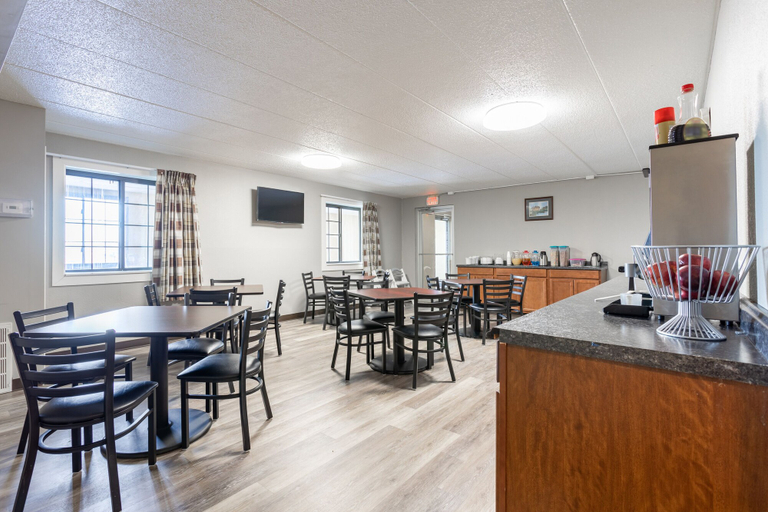 Food & Drinks 5, FairBridge Inn Express, Monroe City, Monroe