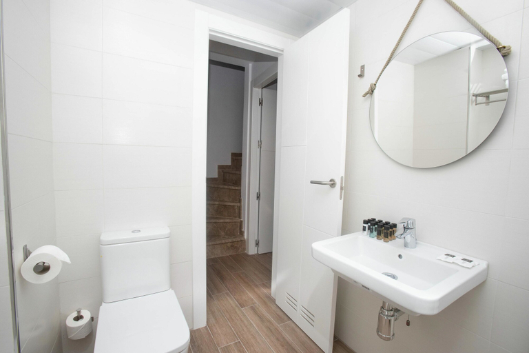 Bathroom 2, Feelathome Mártires Apartments, Málaga