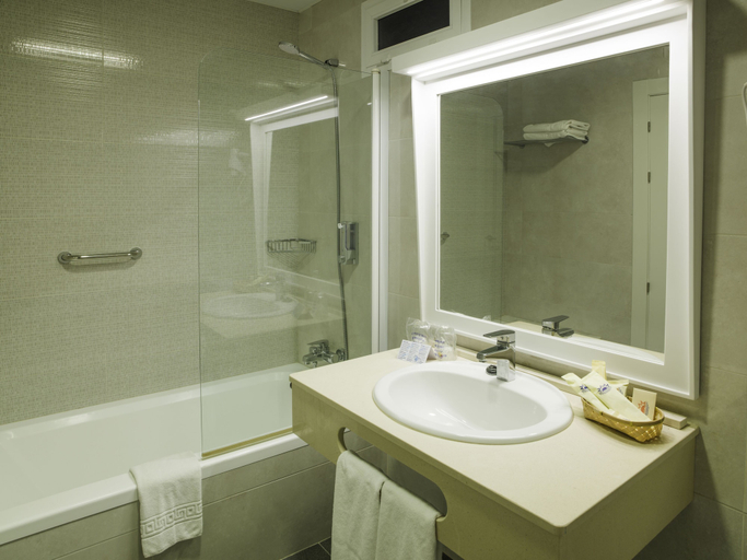 Bathroom 4, Hotel Monarque Torreblanca, Málaga