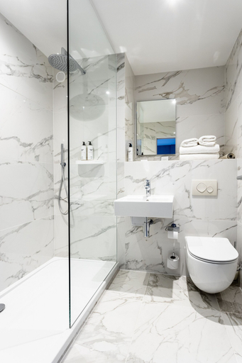 Bathroom 5, Palm Court Hotel, Aberdeen