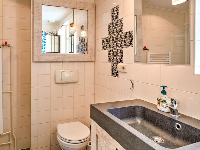 Bathroom 3, Modern Apartment in Schoorl near the Beach, Bergen