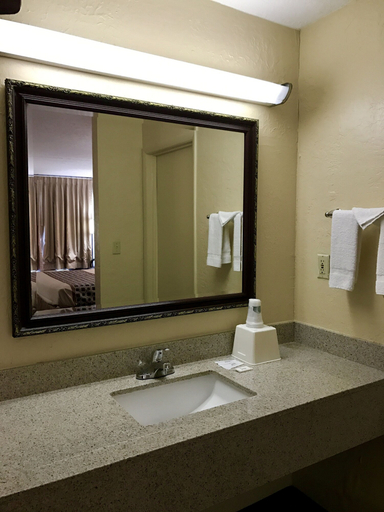 Bathroom 4, American Inn, Calhoun