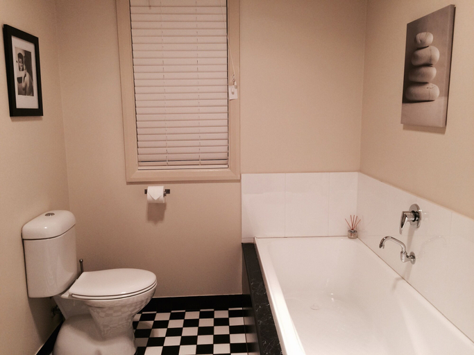 Bathroom 4, Lotte's Cottage, Broken Hill