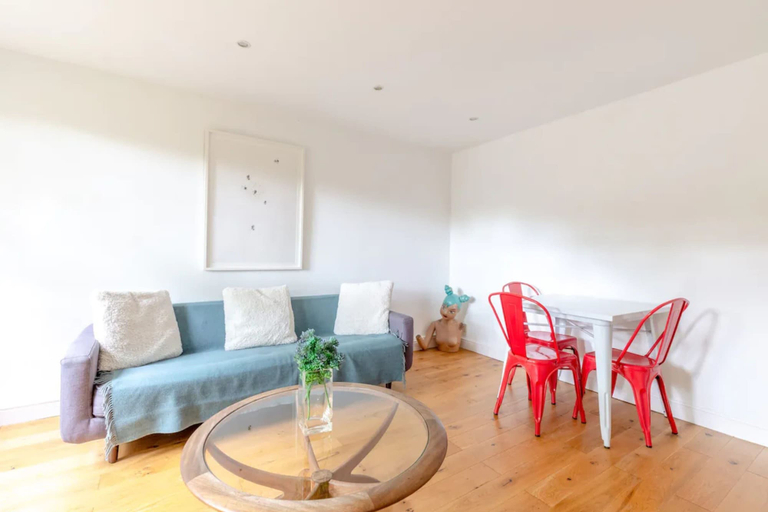 Others 3, Spacious 1 Bedroom Apartment in Vibrant Angel, London