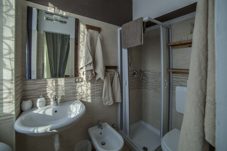 Bathroom 5, Ritratto sul Lago, Novara