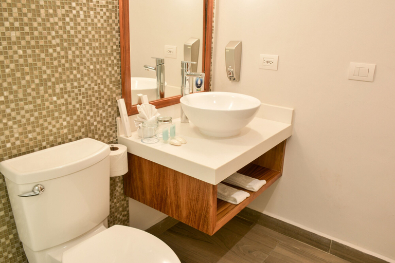 Bathroom 5, Sandos Caracol Nature Resort & Water Park All Inclusive, Cozumel