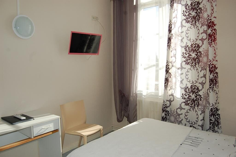 Bedroom 3, Le Corby, Vienne