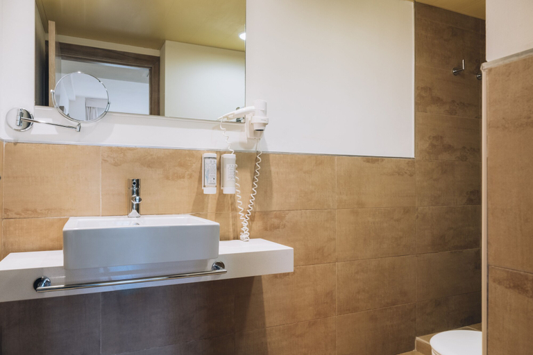 Bathroom 5, Iberostar Waves Pinos Park, Baleares