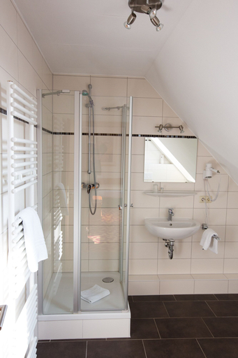 Bathroom 4, Boutique Hotel Goldene Henne, Wolfsburg