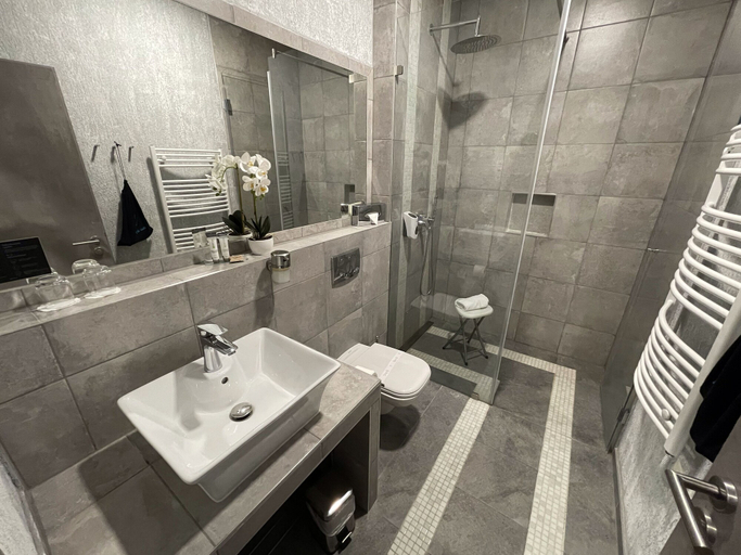 Bathroom 4, Smart Hotel Budapest, Budapesti