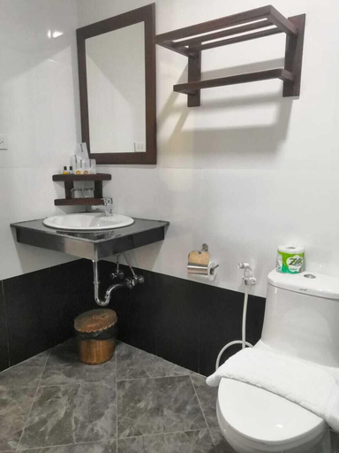 Bathroom 5, PM Hotel, Vangvieng