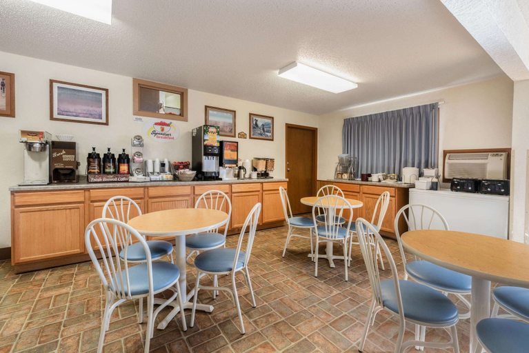 Food & Drinks 5, Super 8 by Wyndham Hill City/Mt Rushmore/ Area, Pennington
