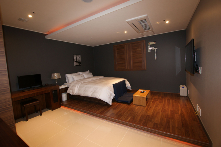 Bedroom 5, River Hotel, Chungju
